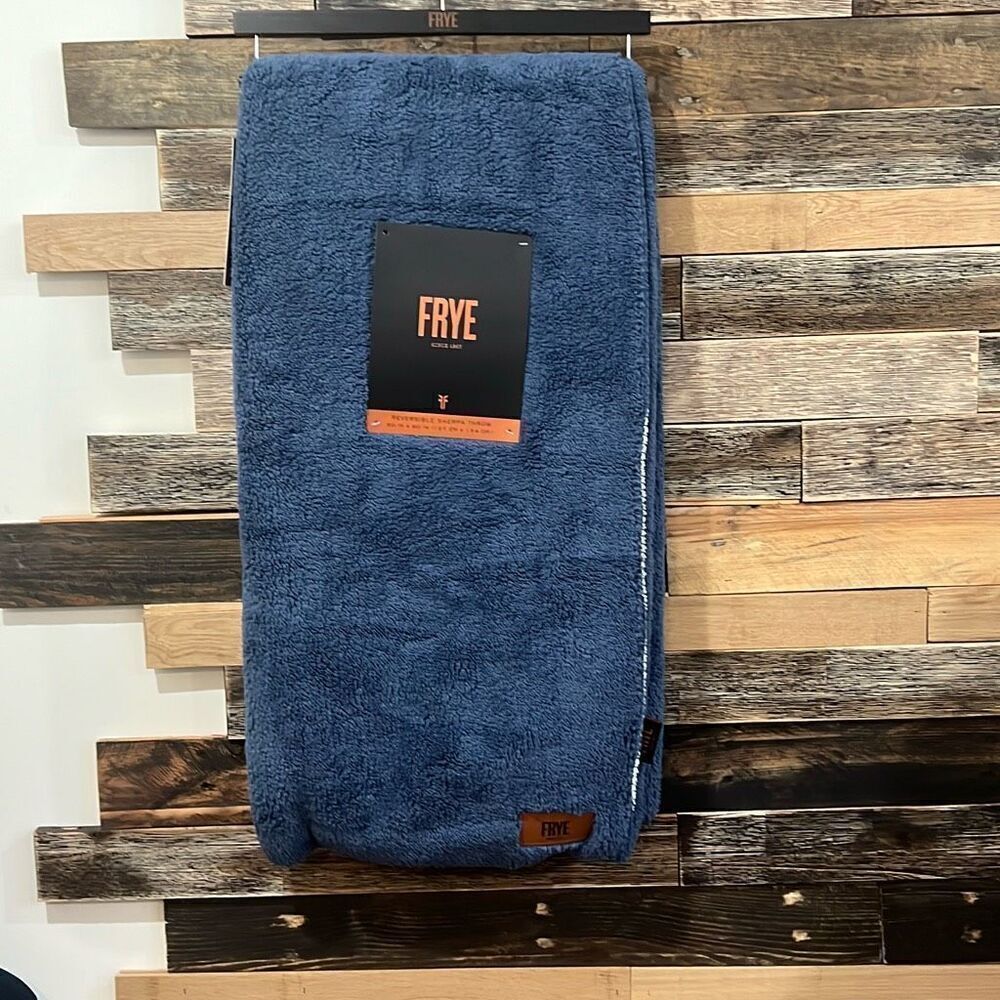 Frye NWT Sherpa Blanket Throw Reversible white Blue 50" x 60"